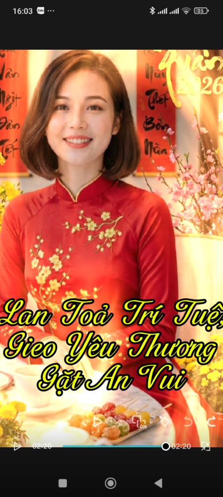Trần Thị Cậy làm việc cùng laptop và công nghệ số
